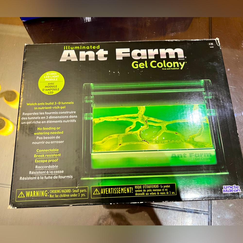 Uncle Milton Illuminated Gel Ant Colony - New & Unopened
